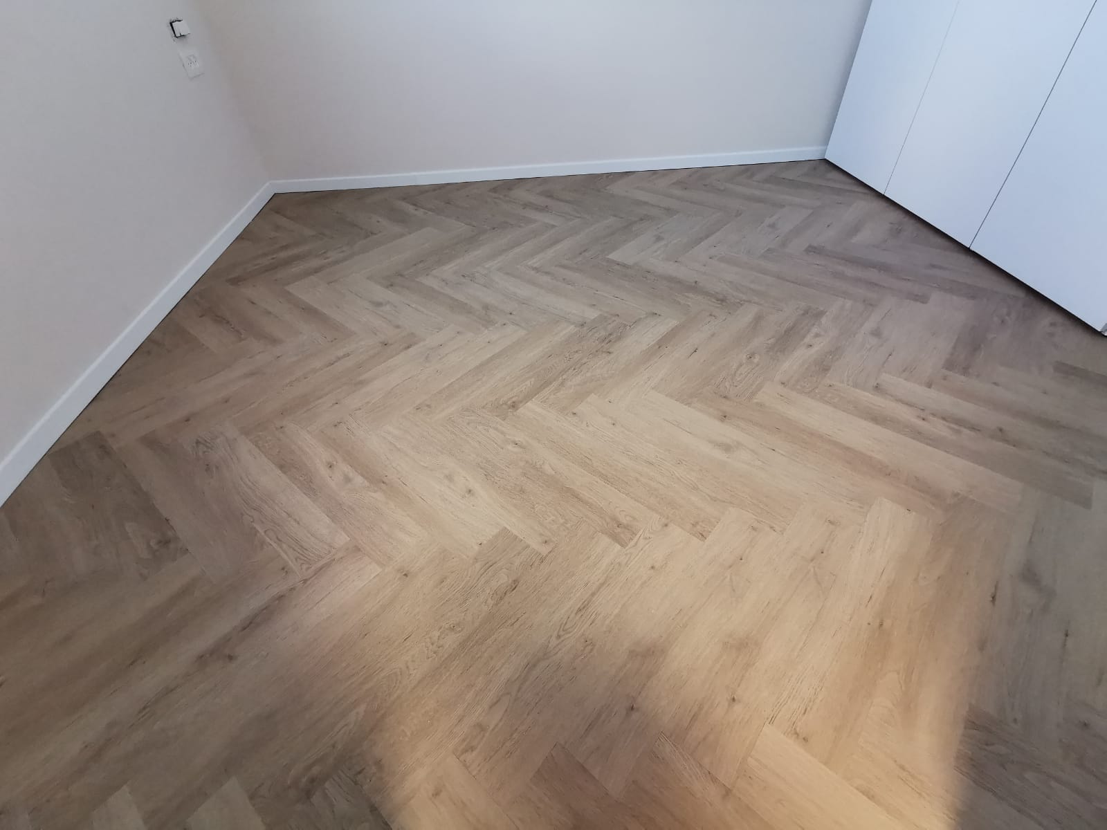 פרויקט פישבון בראש העין, ריצוף פרקט פישבון בדירת מגורים - פרקט אונליין
